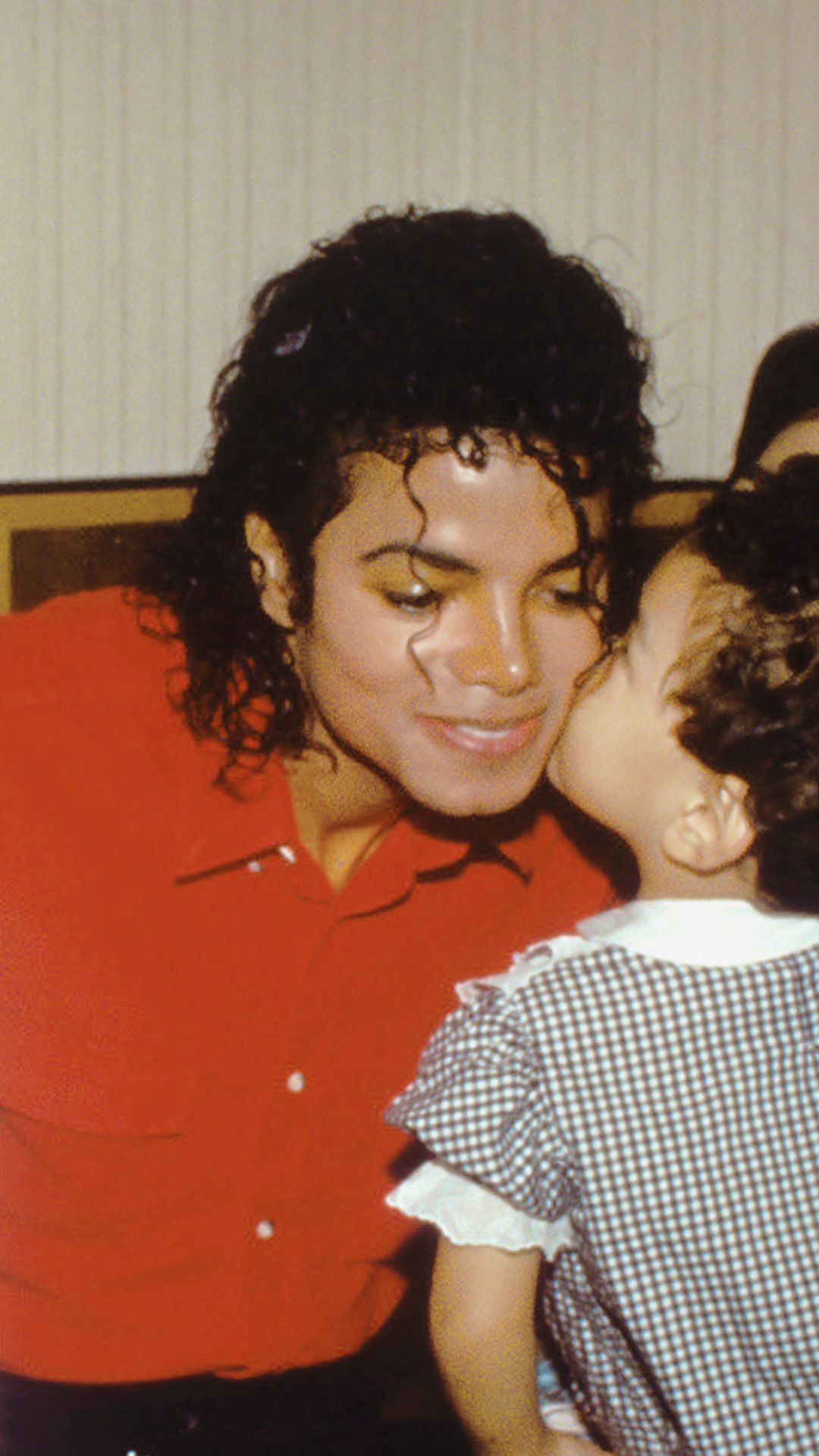 Michael with a little girl - Michael Jackson