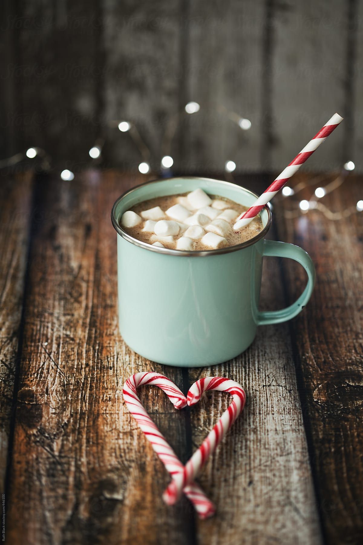 Hot Chocolate In An Enamel Mug. Christmas wallpaper background, Wallpaper iphone christmas, Christmas food