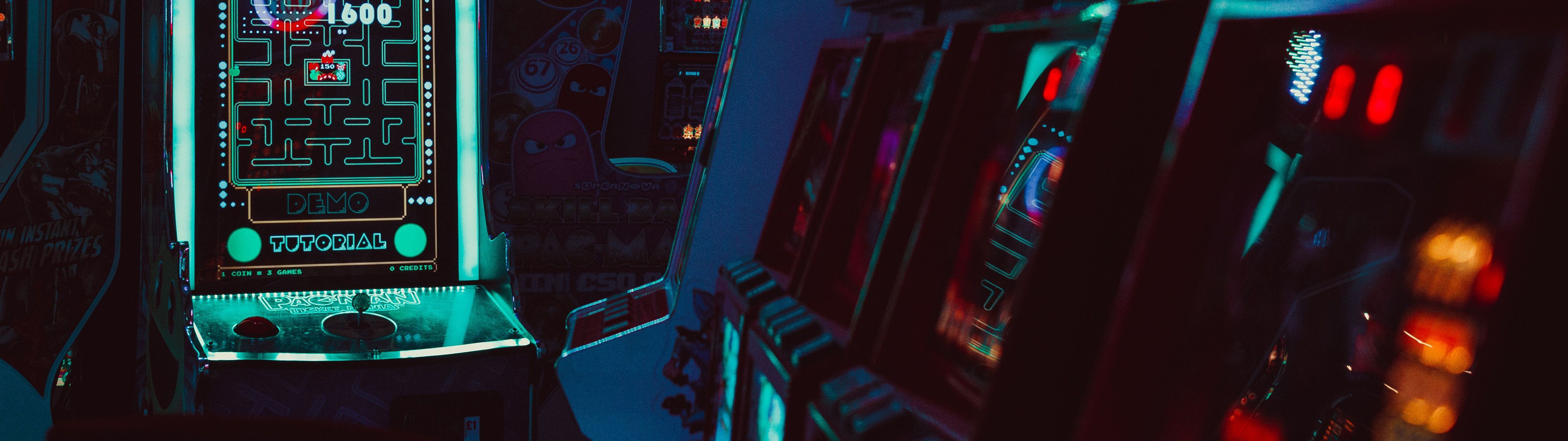 A machine that is playing some sort of game - 5120x1440