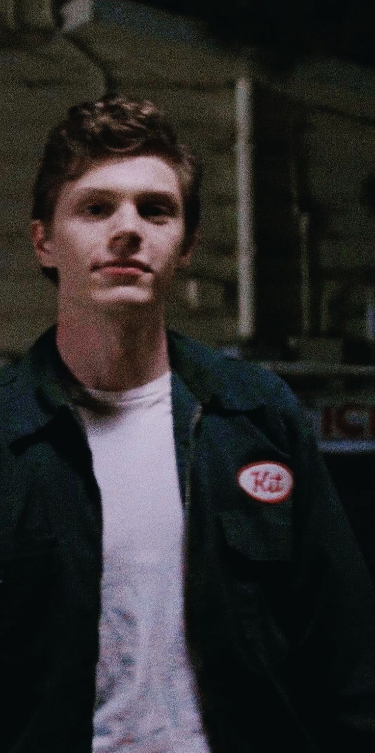 Lucas Hedges as a young man - Evan Peters