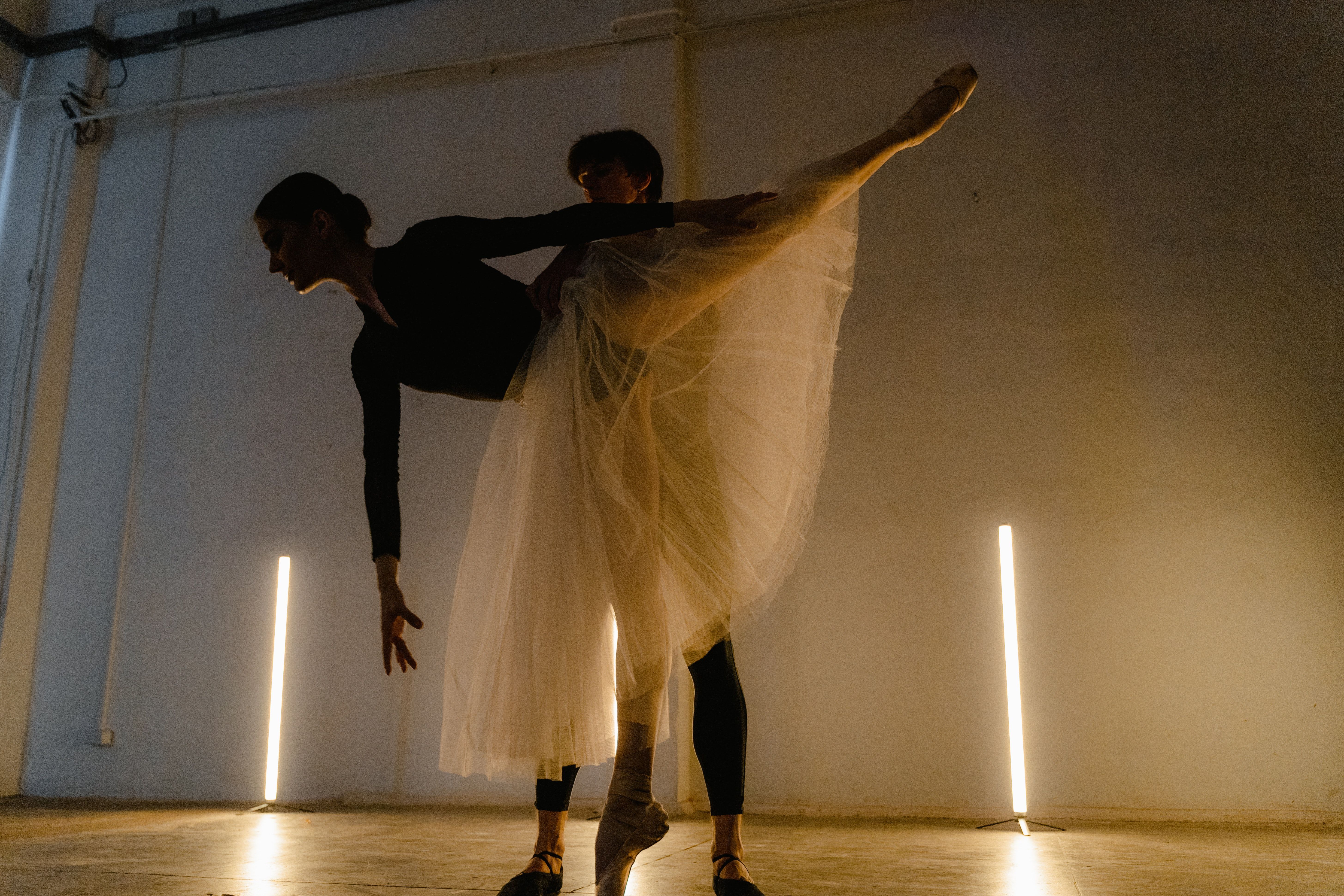 A woman with a prosthetic leg dances with a partner in a studio. - Ballet