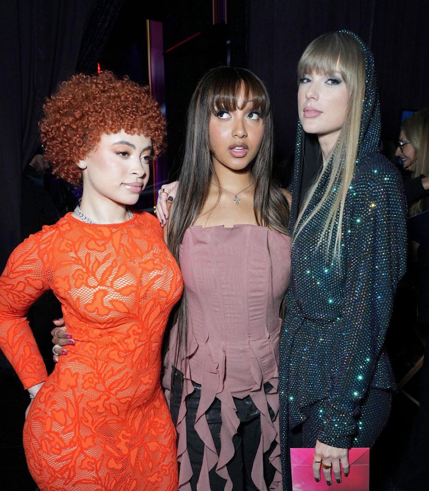 Taylor Swift poses with her friends at the 2020 AMAs. - Ice Spice, Taylor Swift