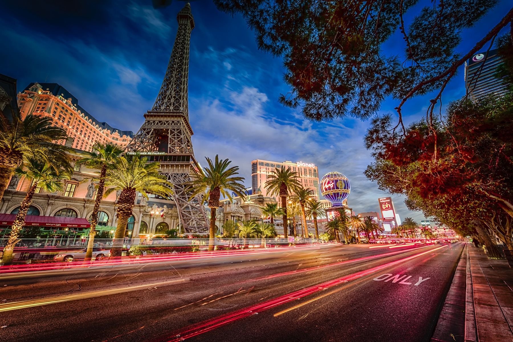 A city street with the eiffel tower in it - Las Vegas