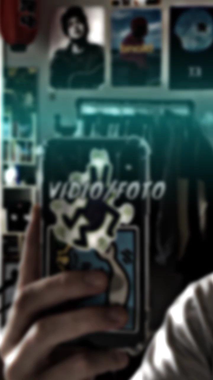A person holding a phone with the words victorfoto - Cyan