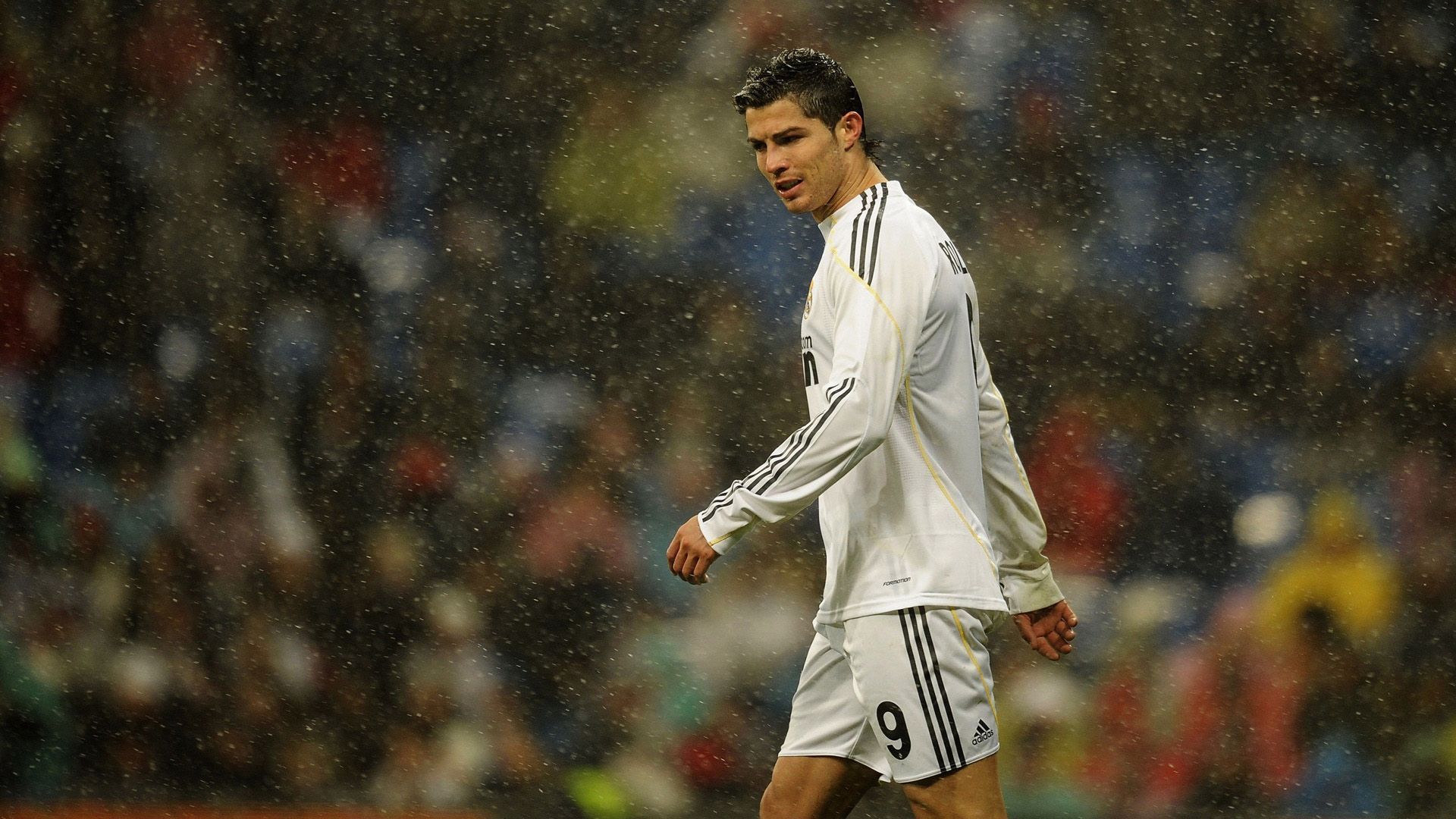 Cristiano Ronaldo in the rain at the Santiago Bernabeu - Cristiano Ronaldo