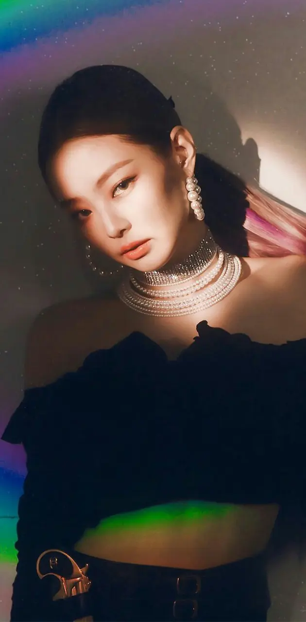 Lisa of Blackpink wearing a black crop top and diamond necklace - Jennie