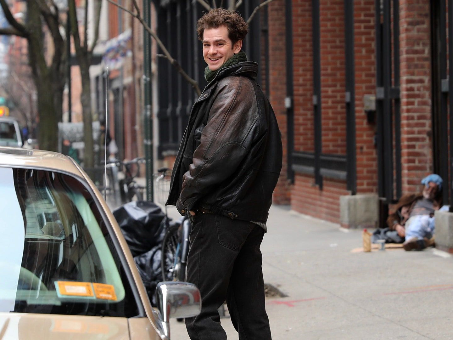 Andrew Garfield just gave us a 1990s big fit to rival Ross Gellar