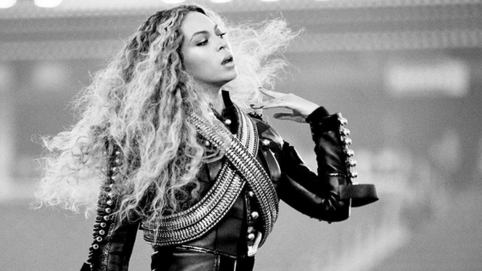 Beyoncé performing at the 2016 Super Bowl - Beyonce