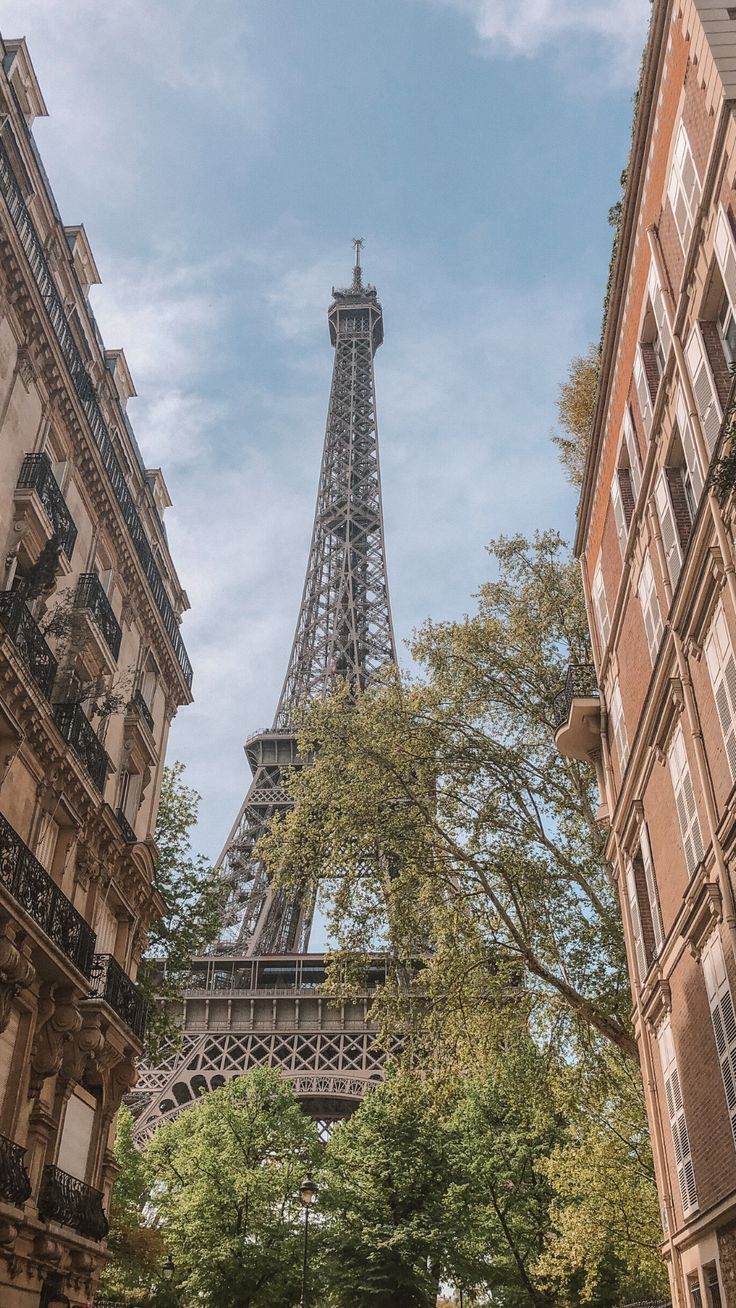 Eiffel Tower iPhone Wallpaper. Paris background, Paris wallpaper, France aesthetic