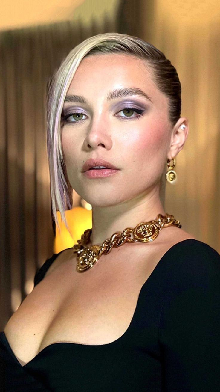Lady Gaga with a black top and a gold necklace - Florence Pugh