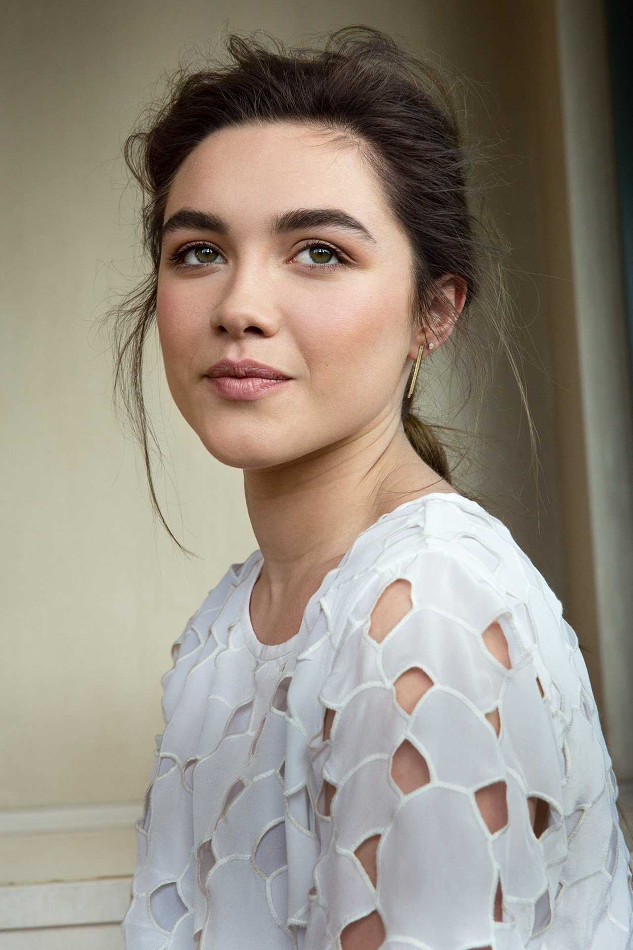Image of a woman with brown hair and green eyes - Florence Pugh