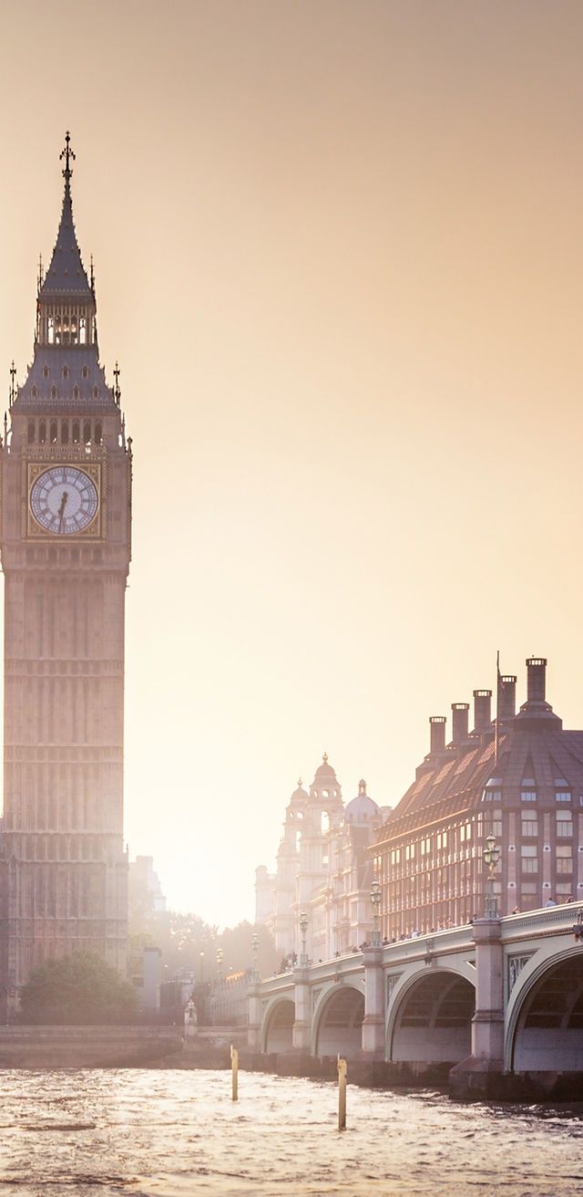 A picture of the Big Ben clock tower in London. - London