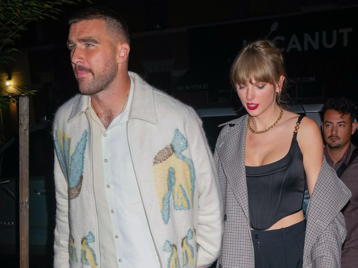 Taylor Swift and her boyfriend, Joe Alwahedi, leave the restaurant together. - Travis Kelce, Taylor Swift