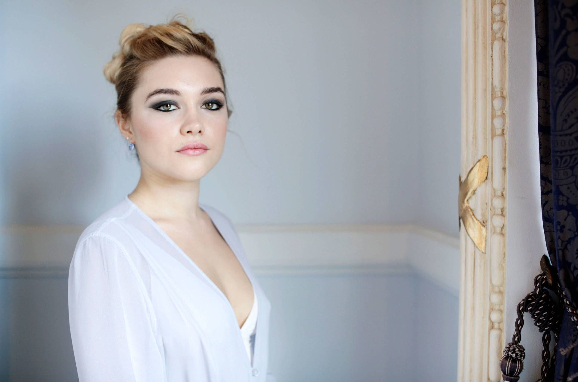 A woman with a white shirt and blonde hair - Florence Pugh