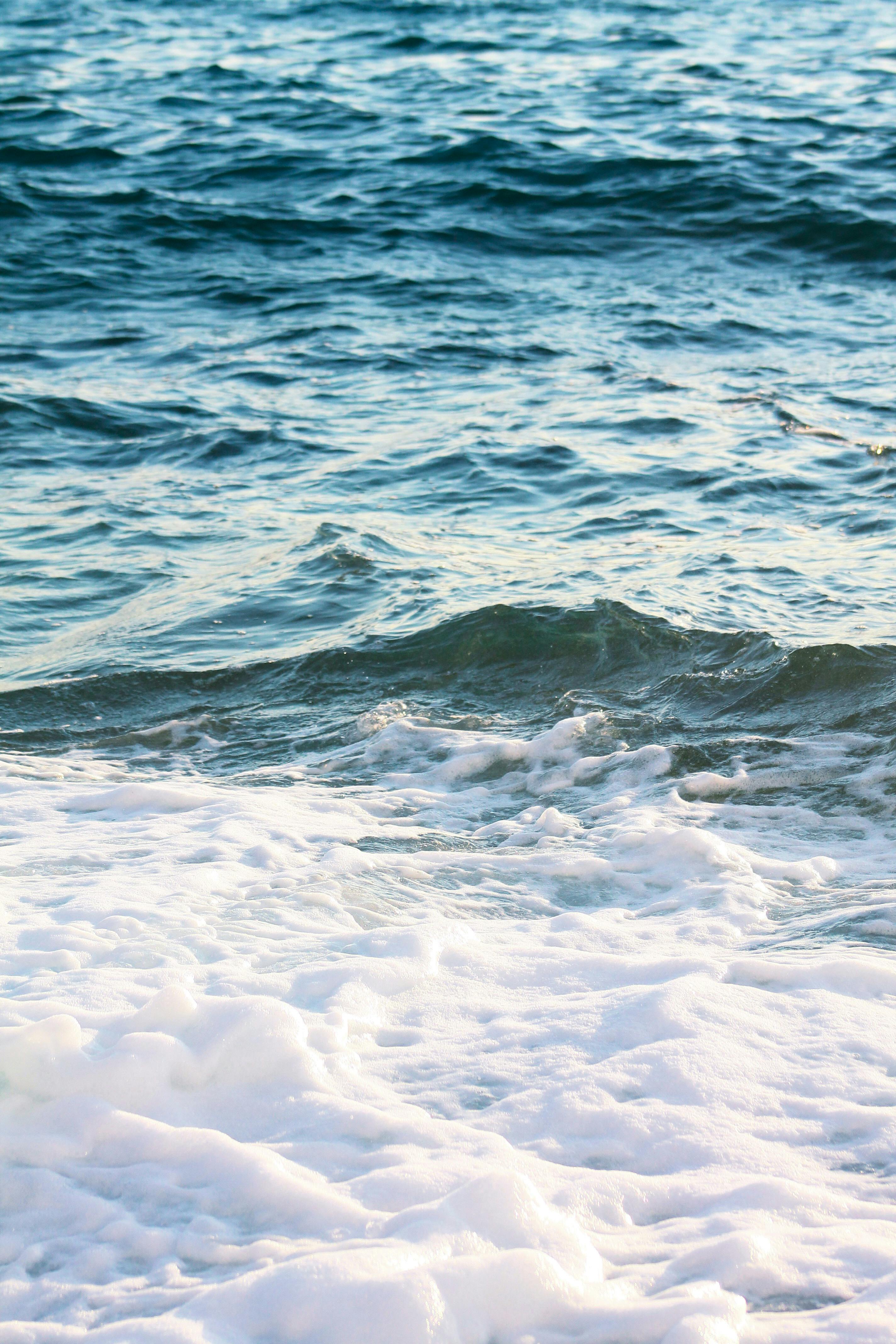 Ocean Waves Crashing · Free
