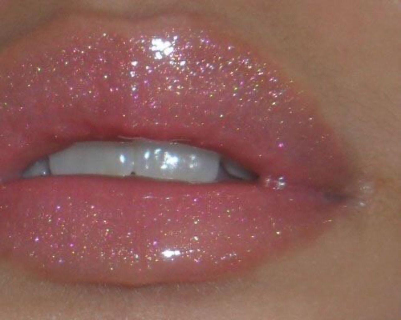 Glossy Lips Wallpaper