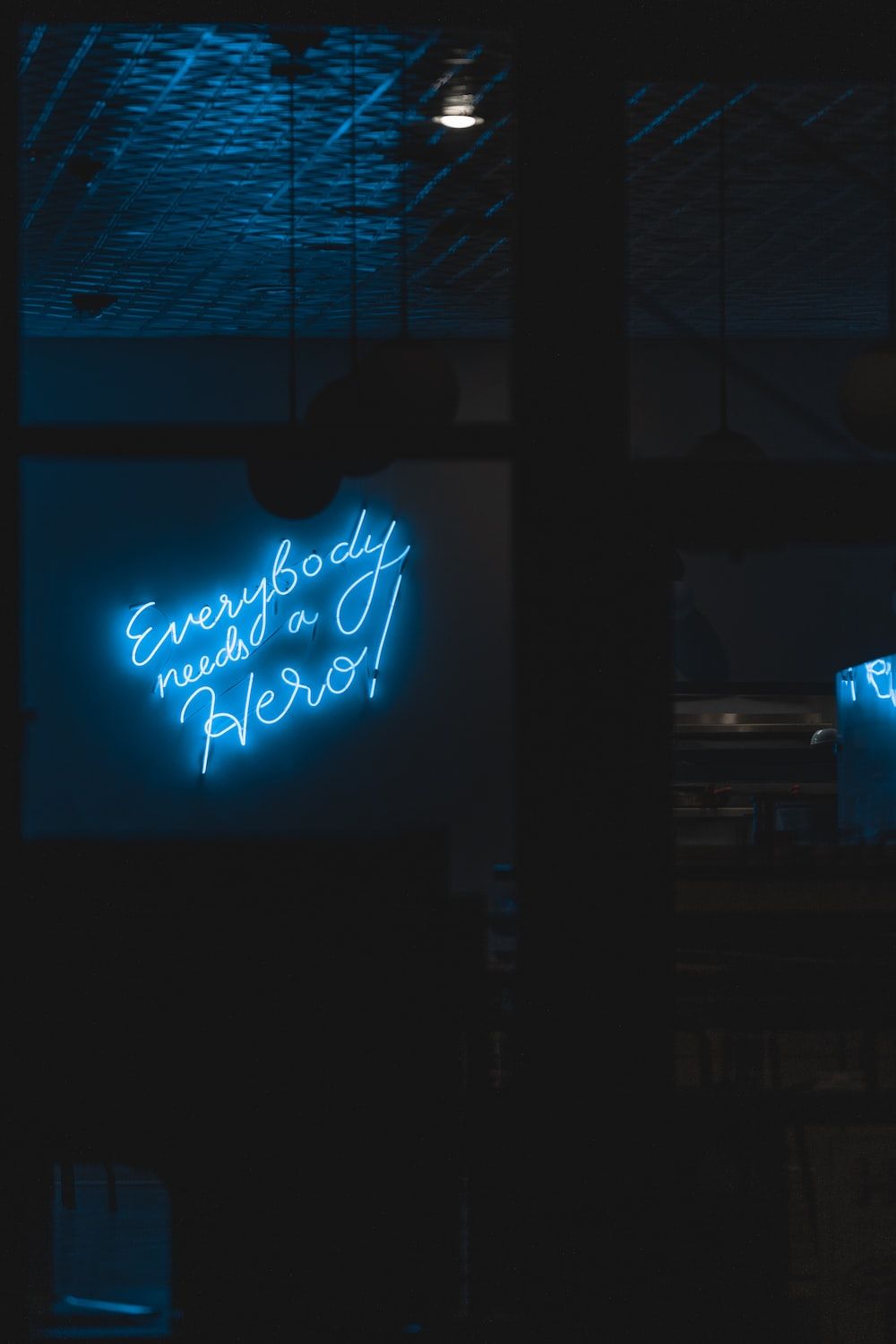 A neon sign that says everyone in here - Neon blue, dark blue