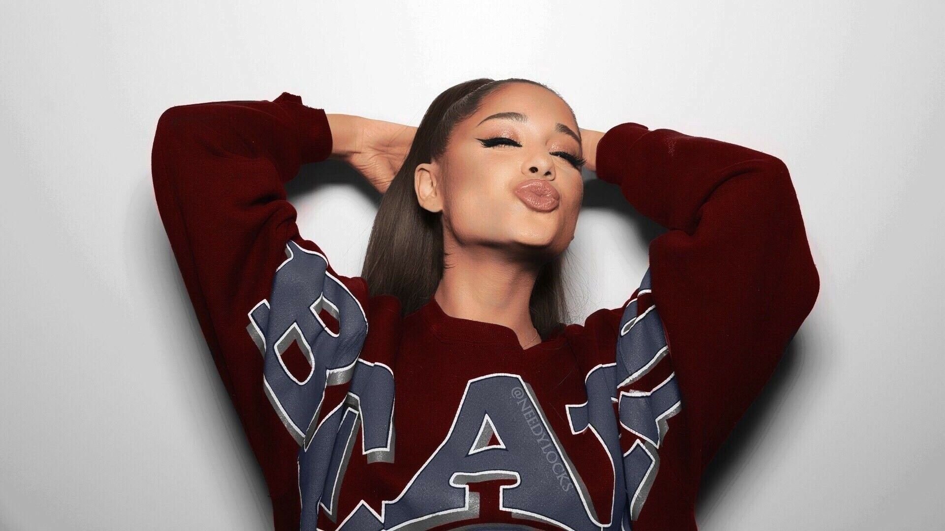 Ariana Grande Wallpaper