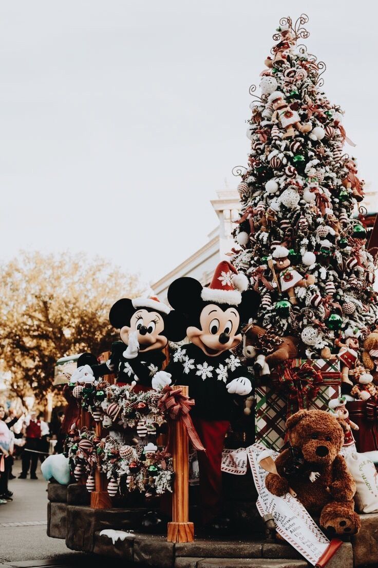 A christmas tree decorated with mickey mouse and friends - Disney