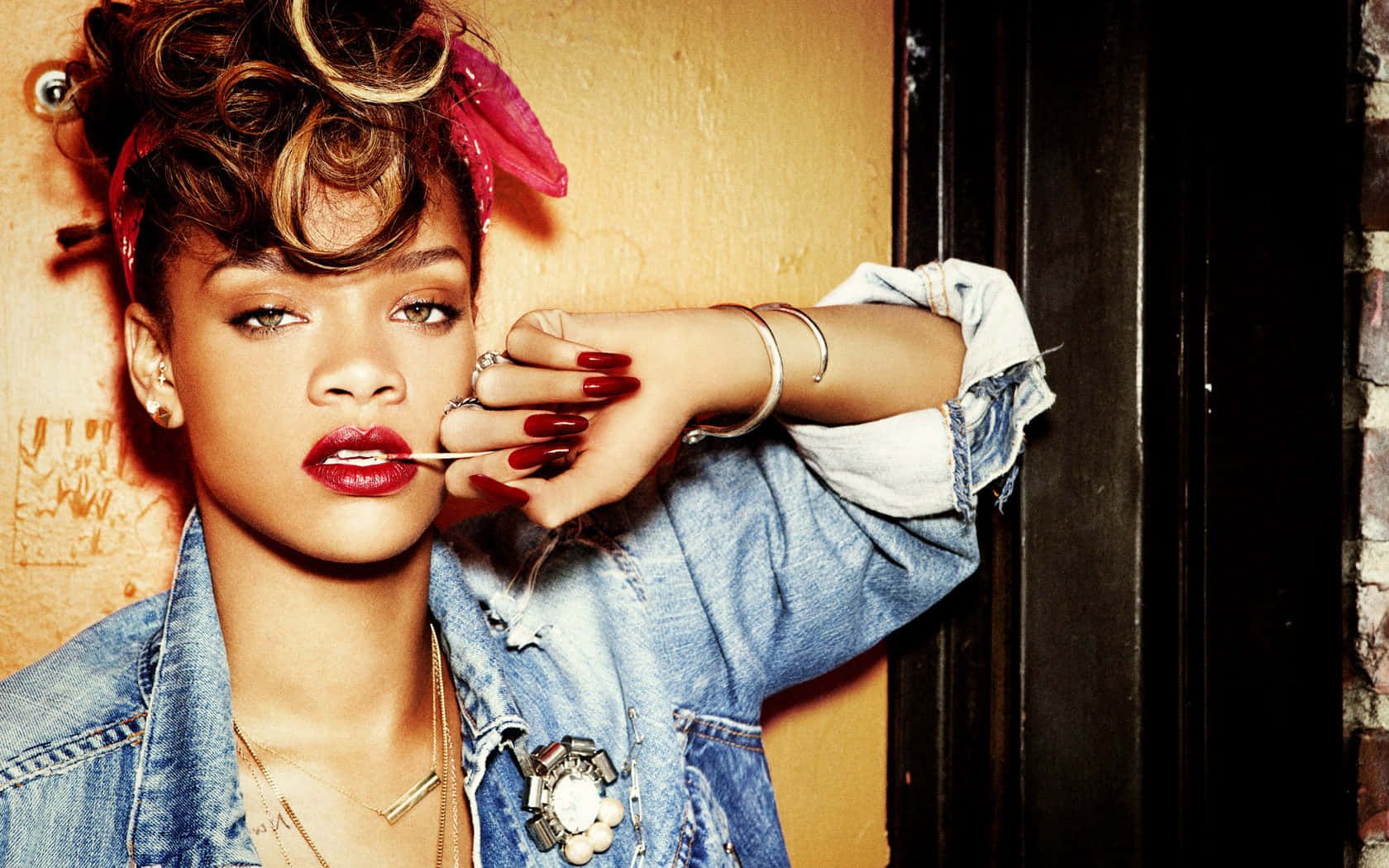 Download Pop Music Icon Rihanna Stuns