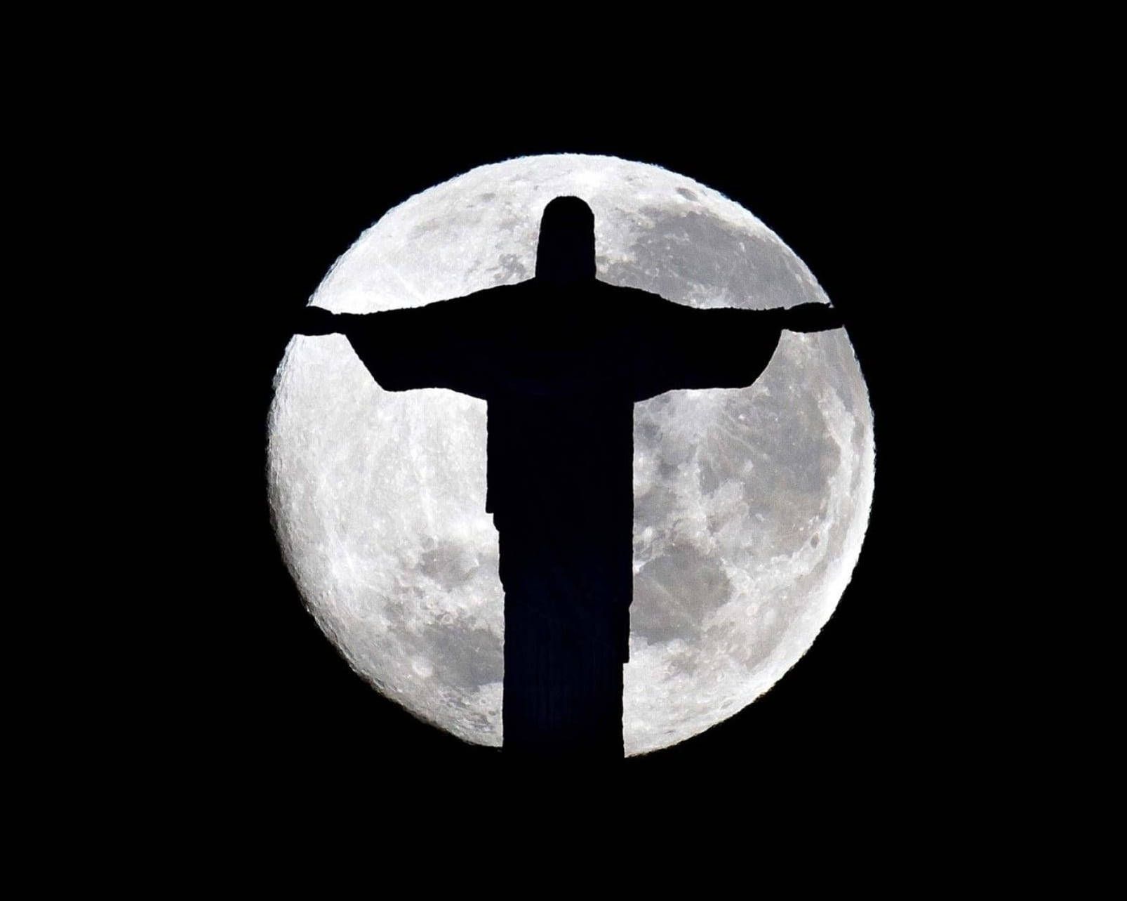 Download Jesus Aesthetic Moon Wallpaper