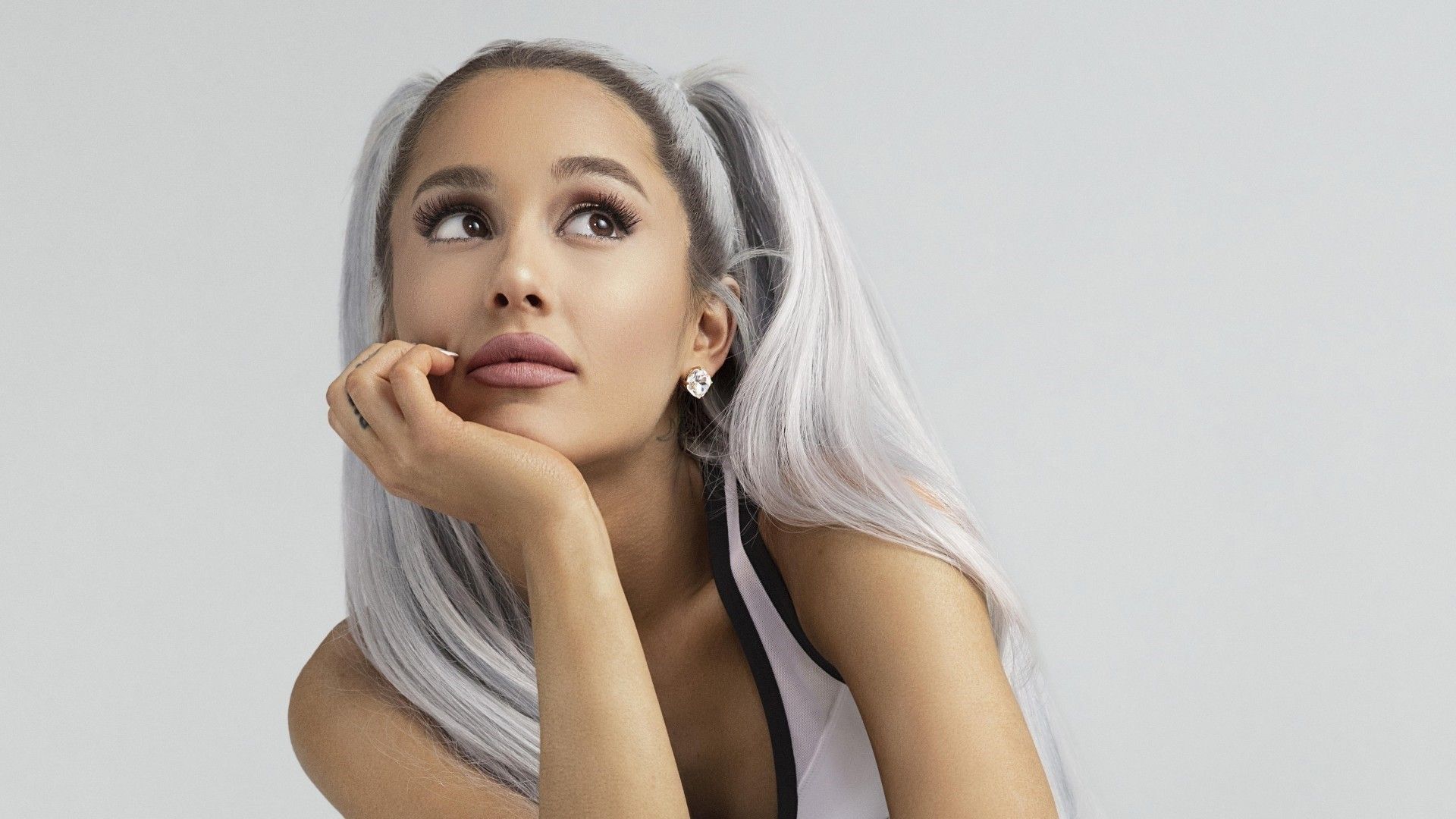 Ariana Grande with her hand on her chin - Ariana Grande