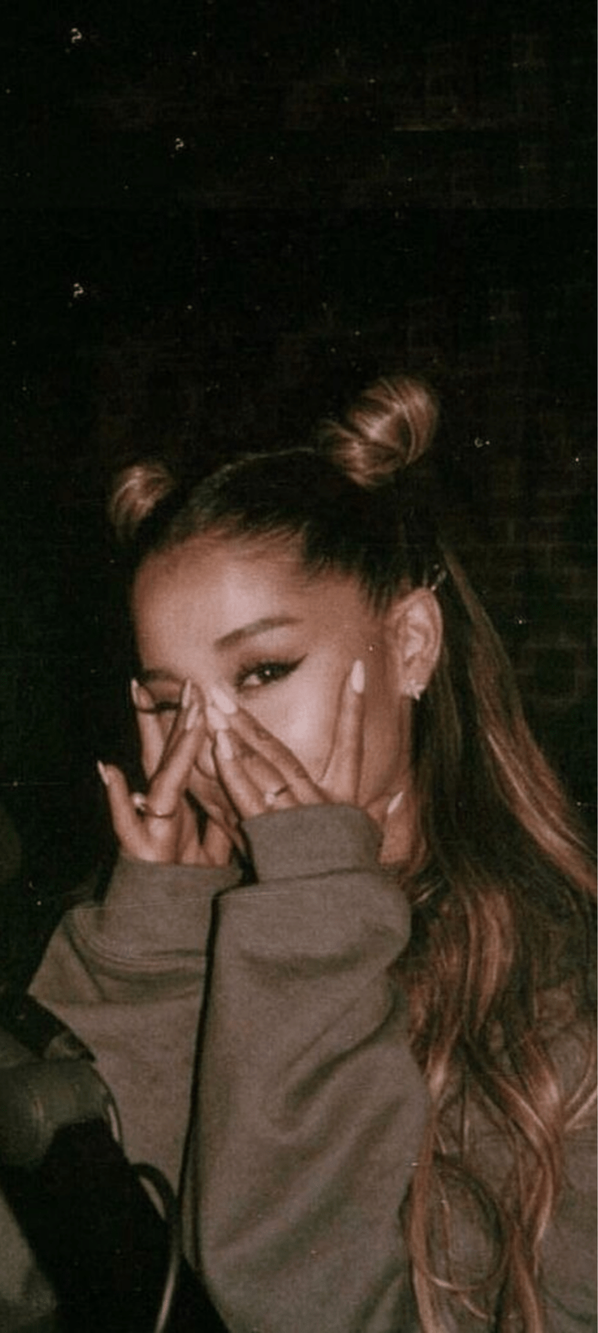 ariana grande aesthetic lockscreen