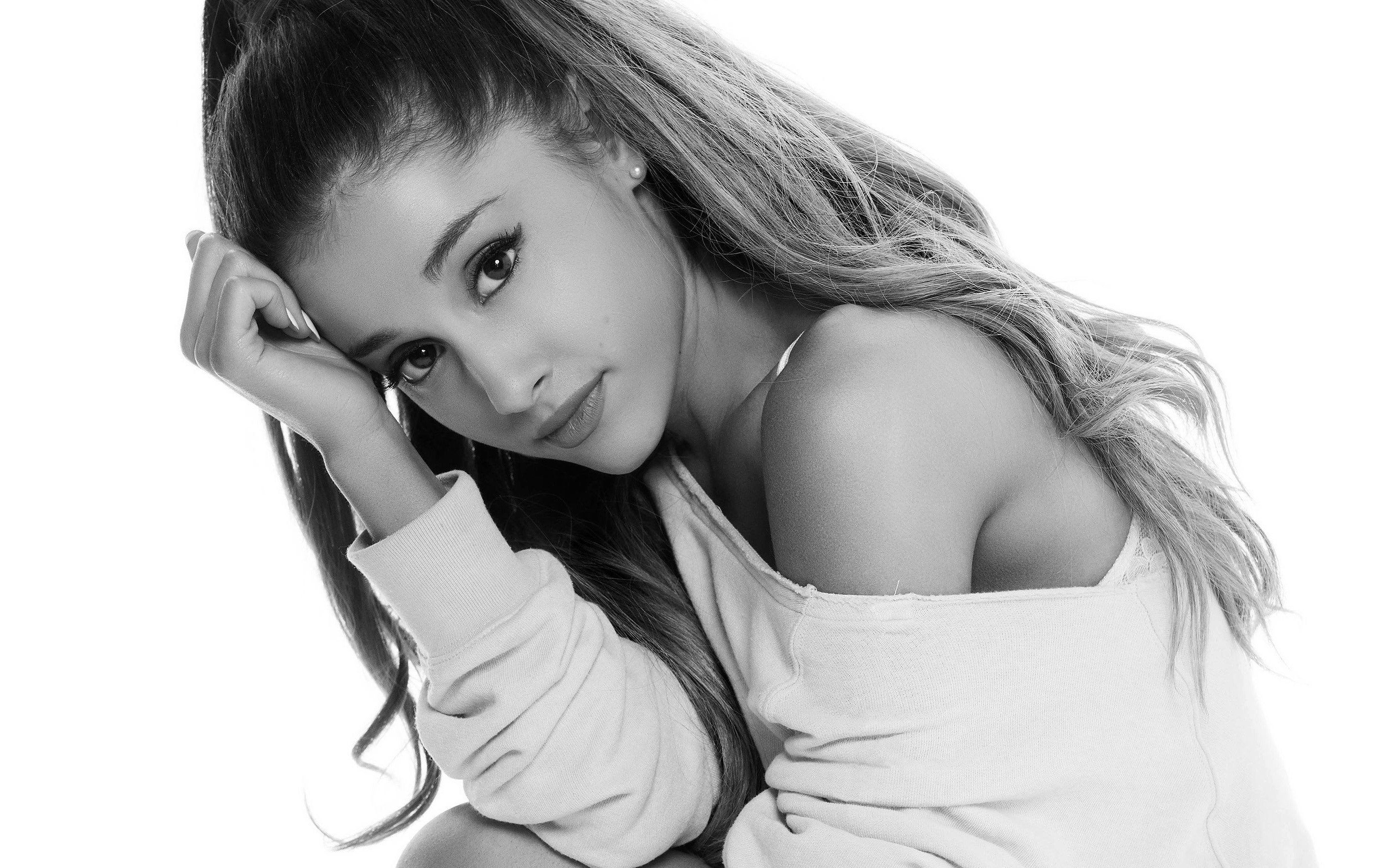 Singer Ariana Grande Wallpaper